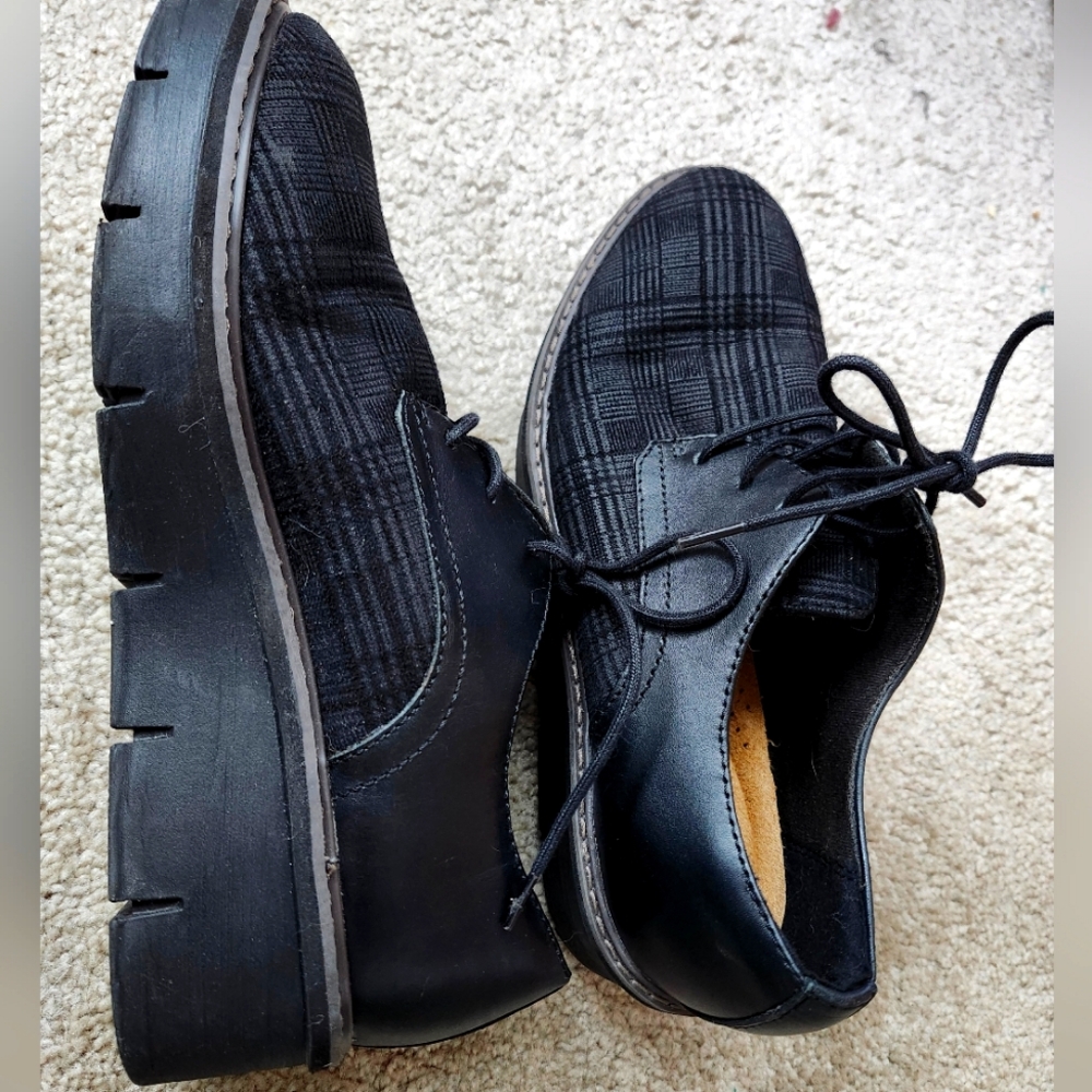 Clarka Collection women's platform oxford shoe- Like New